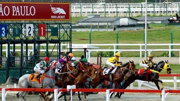 Jockey Club promove corridas de cavalo e festival de food trucks