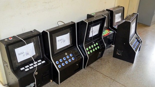 PM apreende caça-níqueis em bar de Piracicaba