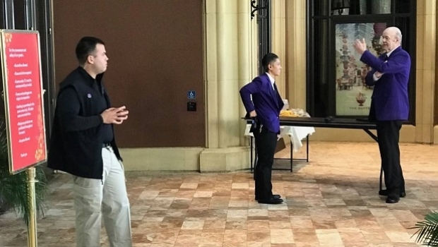 Wynn and Encore begin checking bags with metal detectors in Las Vegas