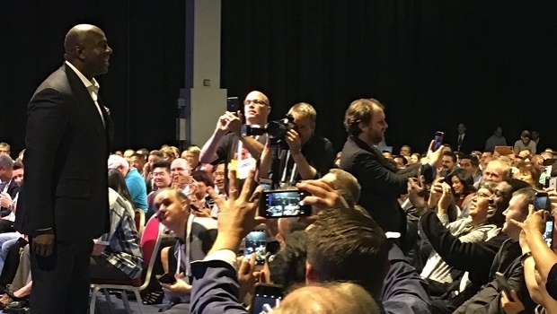 Magic Johnson vê o sucesso das grandes ligas esportivas em Las Vegas