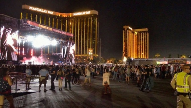 Centenas de sobreviventes do tiroteio de Las Vegas processam o Mandalay Bay