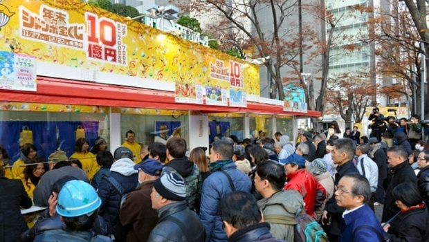 Apostadores fazem filas no Japão pelo sonho de ganhar 1 bilhão de ienes
