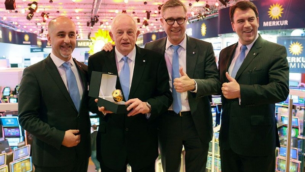 David Orrick da Merkur recebe prêmio "Golden Dice"