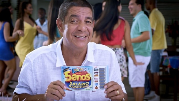 Zeca Pagodinho participa da nova campanha da Tele Sena de Carnaval