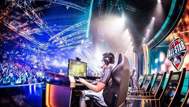 Os eSports são tão grandes quanto o futebol americano para jovens adultos nos EUA