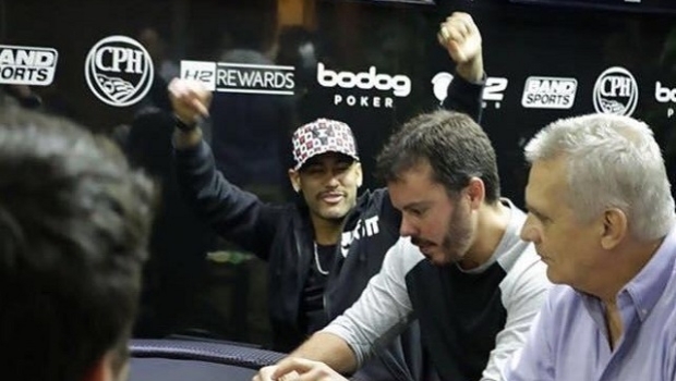 Neymar volta a jogar poker no H2Club na companhia de jogadores do Palmeiras