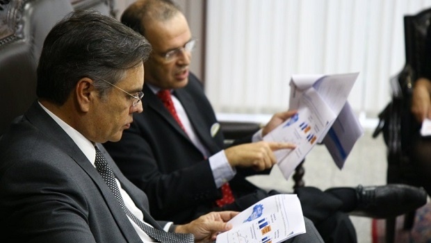 Cássio Cunha Lima defende acordo entre Caixa e lotéricos para reajuste de tarifas