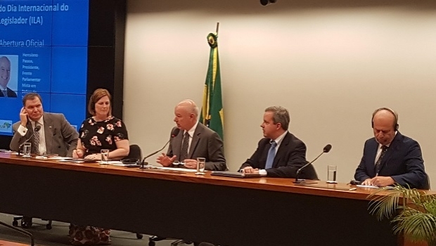 Especialistas internacionais e legisladores discutiram a legalização dos jogos no Brasil
