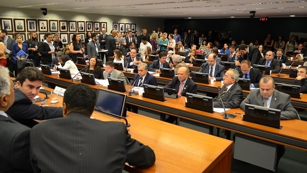 Comissão aprova aumento de recursos de loterias para educação básica