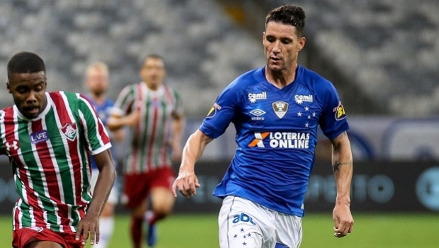 Cruzeiro exibe o novo “Loterias Online” da Caixa no espaço máster do uniforme