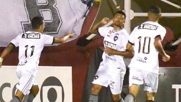 Botafogo estampa patrocínio da Loterias Online da Caixa contra o Vitória