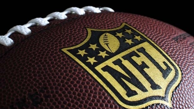 AGA celebra o primeiro contrato de jogo da NFL