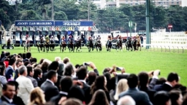 Franceses fazem apostas recordes nas corridas de cavalo da Gávea