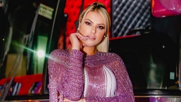 Ana Laura Clemente anuncia um Cassino de Las Vegas em seu badalado camarote