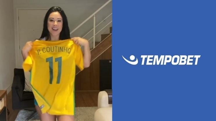 Em ação promocional, Tempobet e Raquel Freestyle sorteiam camisa autografada pelo Coutinho