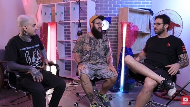 Cauê Moura, Rafinha Bastos e PC Siqueira debatem os jogos de azar no canal Ilha de Barbados