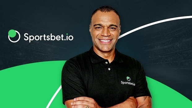 Football star Denilson signs with sportsbook Sportsbet.io in Brazil