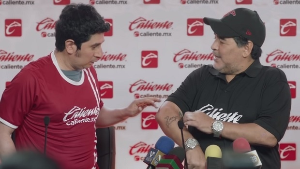 Maradona se torna a nova imagem da operadora mexicana de apostas Caliente