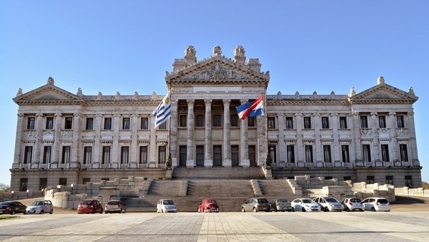 Uruguay considers to modify gaming licence fee distribution