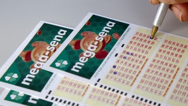 Menos de 44% do que a Caixa arrecada com a Mega-Sena vai para o prêmio