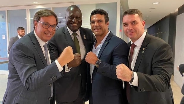 Cassinos no Brasil: O senador Flávio Bolsonaro visita o Sheldon Adelson em Las Vegas