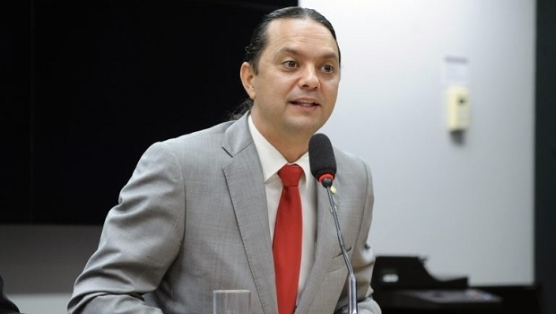 Proposta altera para concessão o regime de contratação dos agentes lotéricos da Caixa