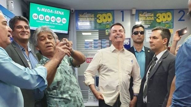 Líderes evangélicos não gostaram da foto do Bolsonaro apostando na Mega-Sena