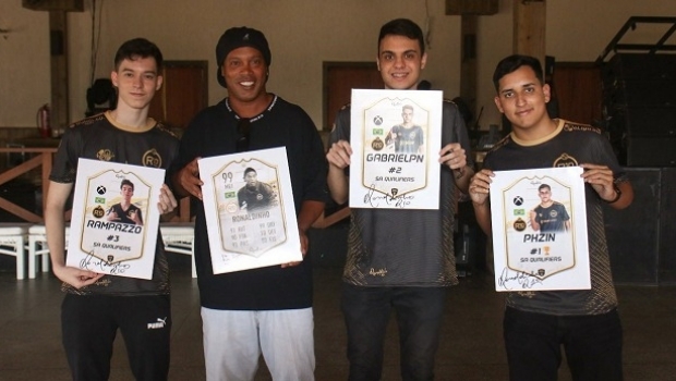 FIFA 21: Ronaldinho comemora Top 3 da América com R10 Team