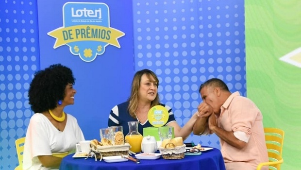 Kelly Mattos esteve presente no programa de estreia da “Loterj de Prêmios”