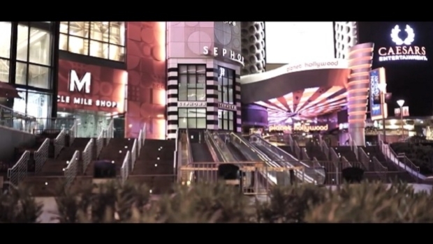 Brazilian cameraman portrays unrecognizable Las Vegas paralyzed by coronavirus