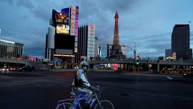 Crupiês com máscaras e controle de temperatura na reabertura dos cassinos de Las Vegas