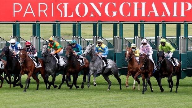 Corrida de cavalos retornou à França com reunião no ParisLongchamp