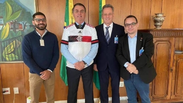 Bolsonaro discute volta do futebol com presidentes do Flamengo e Vasco