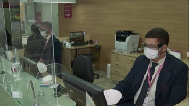 Lei obriga lotéricas, casas de crédito e bancos a instalar placas de acrílico em guichês