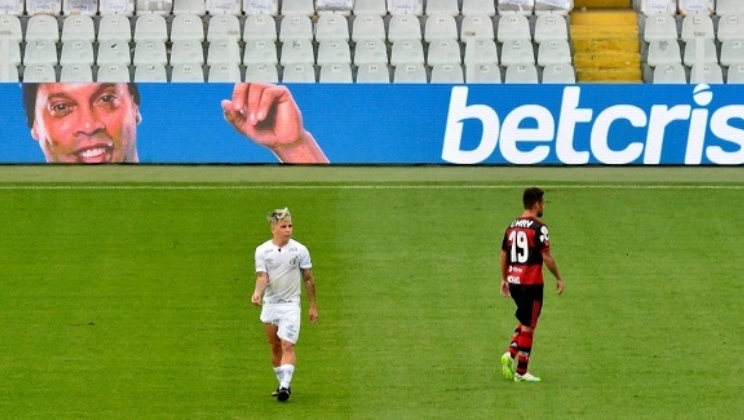 Betcris e Ronaldinho relançam sua parceria com placas no Brasileirão e vídeo especial