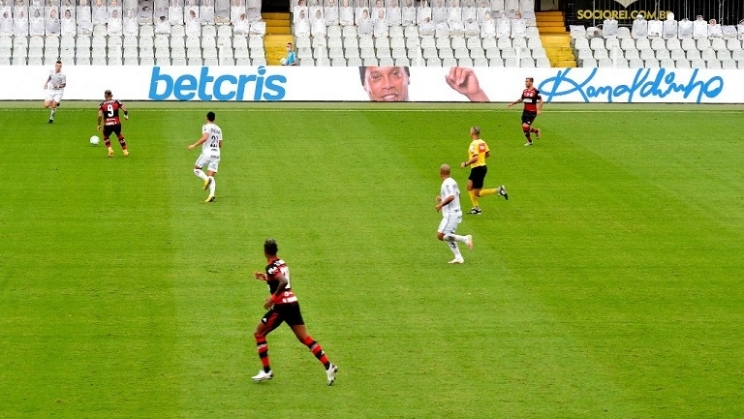 Betcris e Ronaldinho relançam sua parceria com placas no Brasileirão e vídeo especial