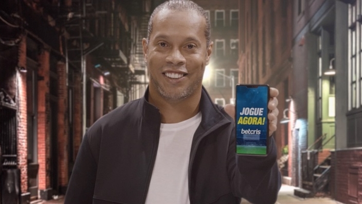 Betcris e Ronaldinho relançam sua parceria com placas no Brasileirão e vídeo especial