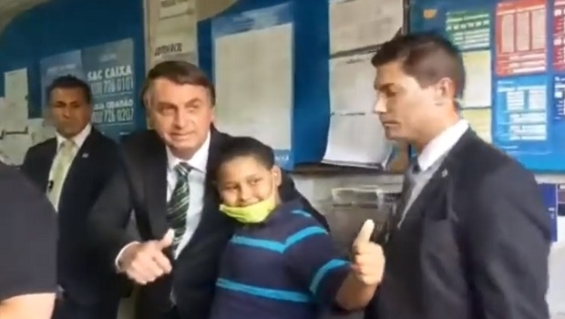 Jair Bolsonaro visitou uma lotérica de Brasília horas antes do sorteio da Mega-Sena