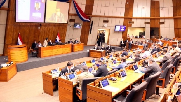 Deputados aprovam projeto de lei que limita operação de caça-níqueis no Paraguai