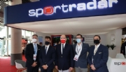 O Príncipe Albert de Mônaco visitou o estande da Sportradar na feira SPORTEL