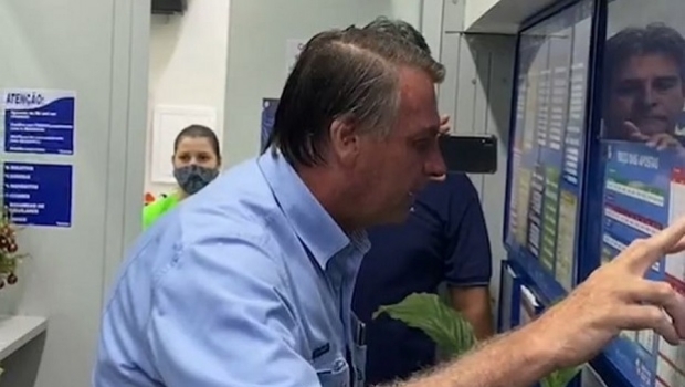 Bolsonaro para lotérica ao fazer jogo na Mega da Virada e mobiliza pedidos de apostas