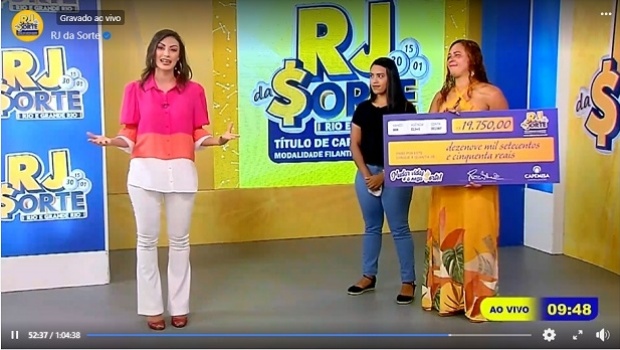 Moradora da Baixada Fluminense ganha R$ 19.750 e perdão da filha durante sorteio ao vivo