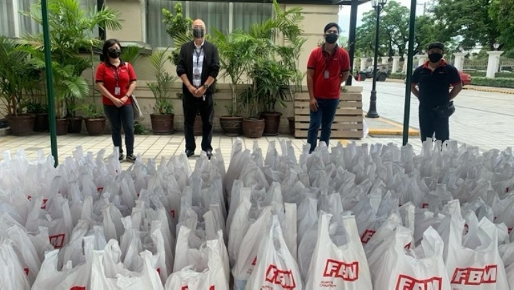 FBM se junta à PAGCOR para entregar kits de comida na região metropolitana de Manila