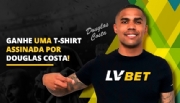 Douglas Costa realiza sorteio de camisa do Brasil autografada para LV BET