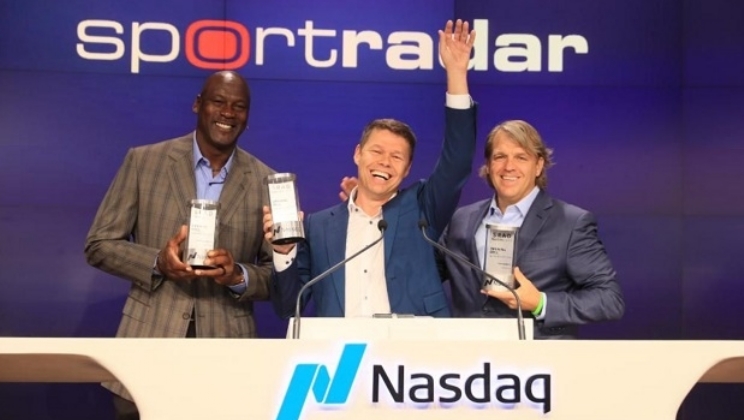 Michael Jordan se junta aos executivos da Sportradar na cerimônia do Sino de Abertura do IPO