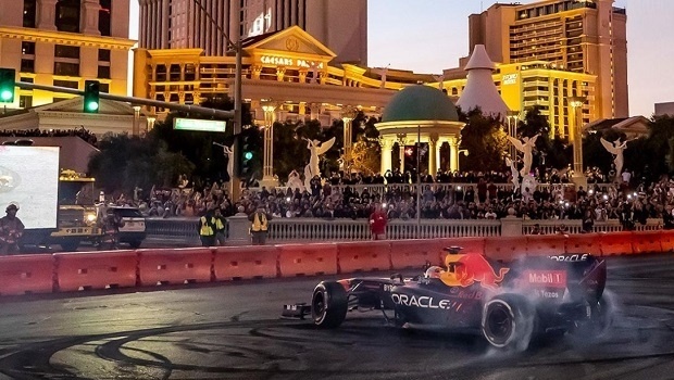 A F1 sacode Las Vegas com carro da RBR rodando dentro do Wynn
