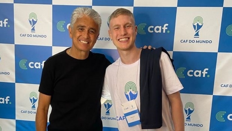 Caf realiza ação com o líder do Tetra Bebeto para clientes e parceiros