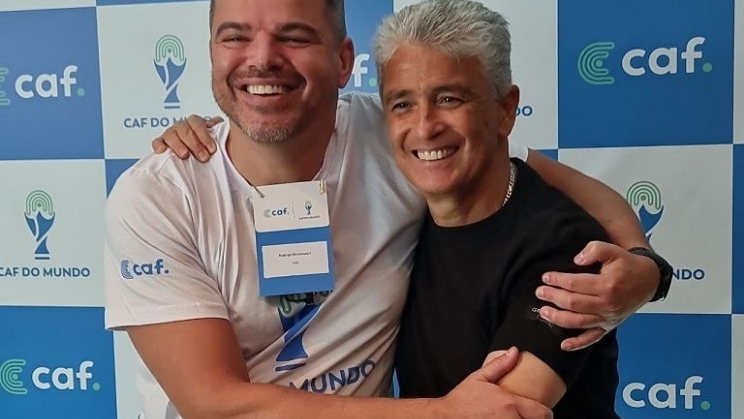 Caf realiza ação com o líder do Tetra Bebeto para clientes e parceiros