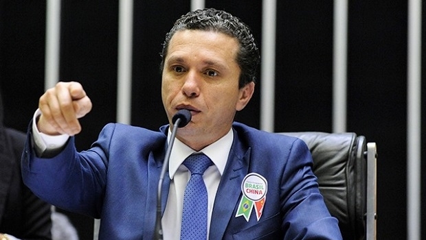Deputado quer apenas brasileiros na operação e propõe liberação imediata do jogo do bicho e bingo