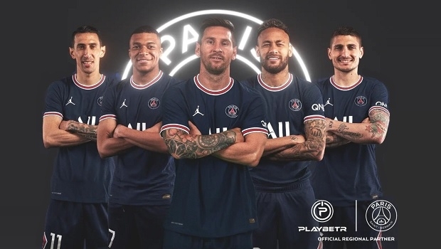 Playbetr takes Brazilian influencers Mc Kekel and Nathália Gibson to PSG match